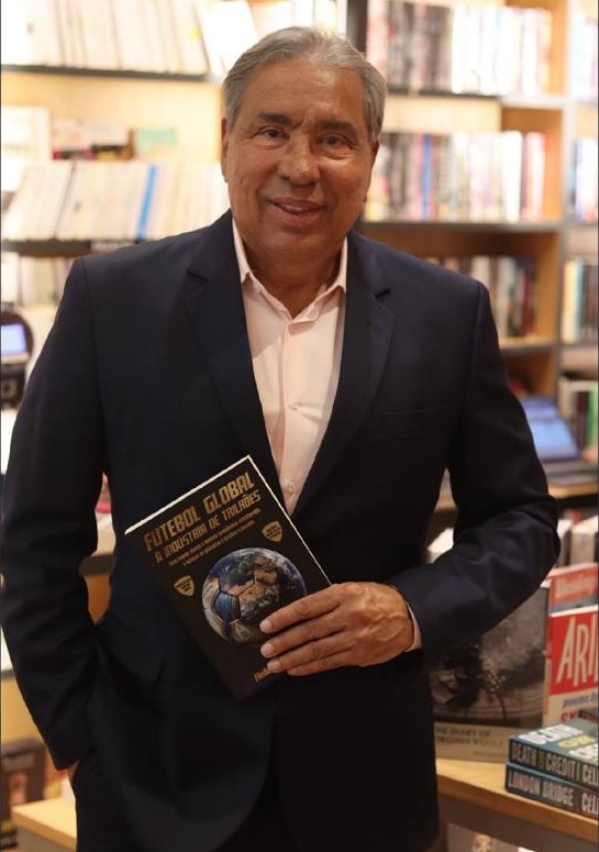 Hélio Viana de Freitas com o livro Futebol Global